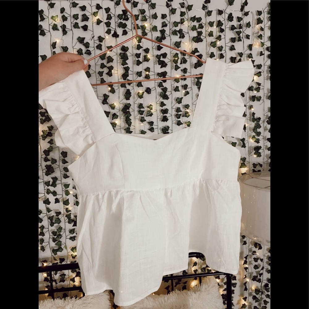 Cute white top! Great for summer and fall outfits!